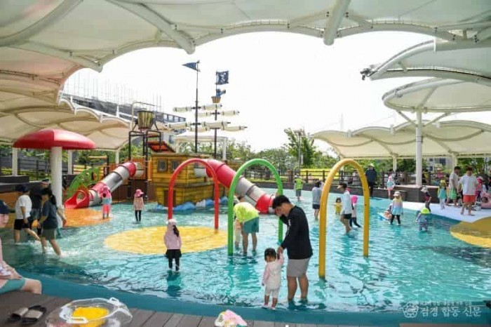 영주-3-4 (참고사진)지난해 가흥안뜰공원 물놀이장 운영모습.jpg