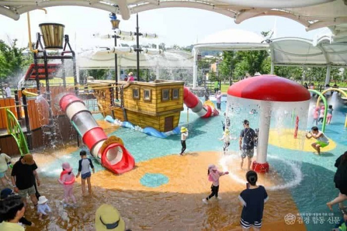 영주-3-1 (참고사진)지난해 가흥안뜰공원 물놀이장 운영모습.jpg