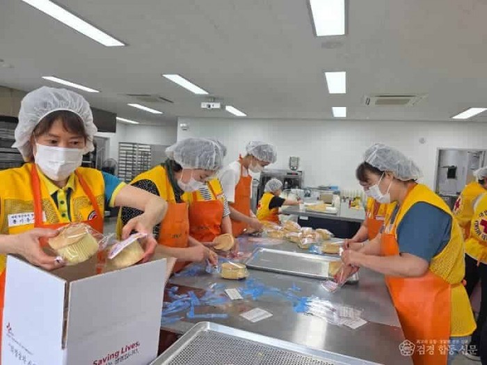 영주-8-2 대한적십자사 영주풍기봉사회에서 사랑의 빵나눔 봉사를 위해 빵 포장 작업을 하고 있다 .jpg