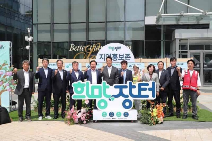 0618 권기창 안동시장, 산불피해 복구 위한 서울 ‘희망장터’ 방문해 관심 당부 (1).jpg