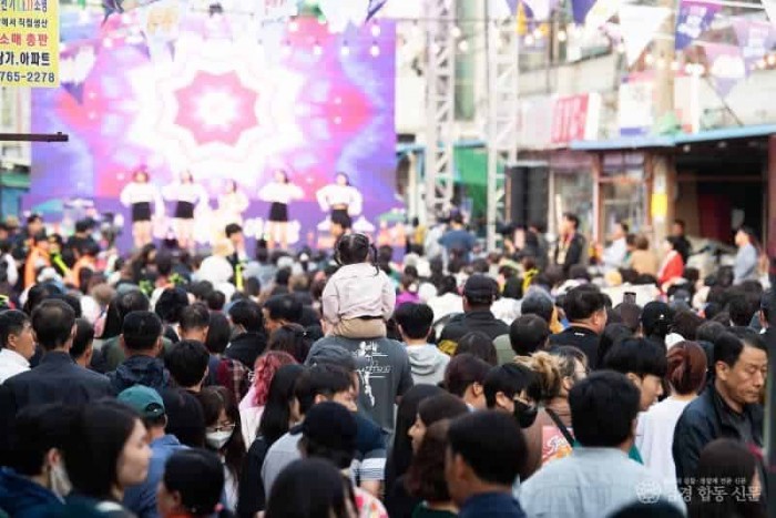 [일자리경제과]구미 낭만야시장  20만 명 몰렸다…매출 2억5천만원  외지인 28%(인동야시장 메인무대 관객석)2.jpg