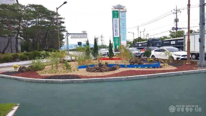 0629 안동시  영호대교 북단 교통섬 정원화 사업 마무리 (3).jpg