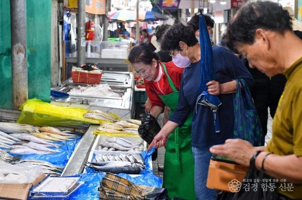 영주-1-2 (참고사진)시민들이 장을 보는 모습.jpg