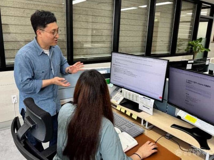 2.경북교육청, 전국 최초 ‘AI 비서 꾸러미 4탄’ 개발_보급(늘봄학교_방과후학교 행정업무 AI 자동화로 교직원 실무 부담 대폭 경감)(개발교사와 늘봄지원실장의 모니터링 모습)_02.jpg