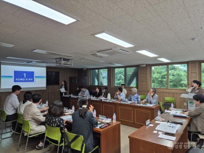 영주-2-2 영주시는 2025 인문도시 지원사업 추진에 앞서 업무협약 체결 기관들과 협력사항을 논의하고 있다(설명회 진행모습).jpg