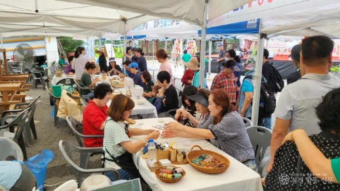 [크기변환]4.제18회 예산삼베길쌈마을 전통문화체험 행사 모습(체험부스 운영 모습).jpg