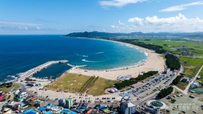 1-1_더 안전하고 깨끗하게 영덕군 7개 해수욕장, 18일 일제 개장.jpg