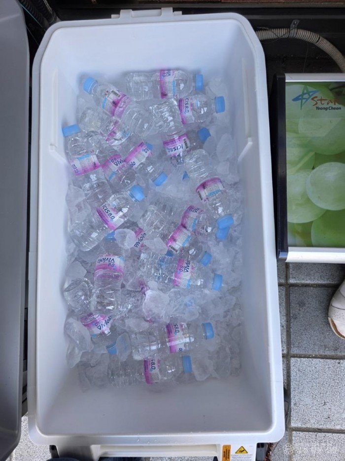 3 [사진] 영천시, 영천공설시장 주변 버스 승강장에 생수·얼음 비치 (1).jpg