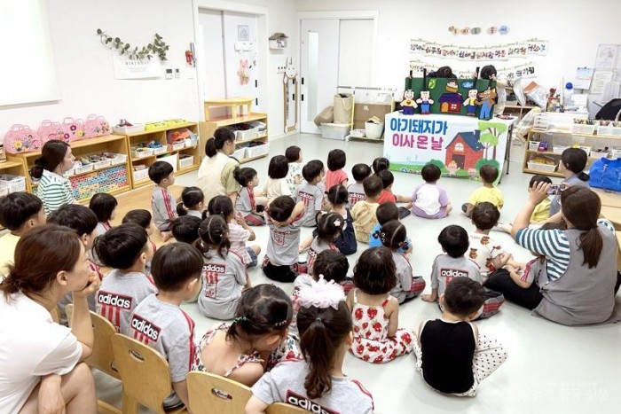 250704보도자료(청송군보건의료원, 아토피피부염 예방 인형극 돼지가 이사온 날 진행) (2).jpg
