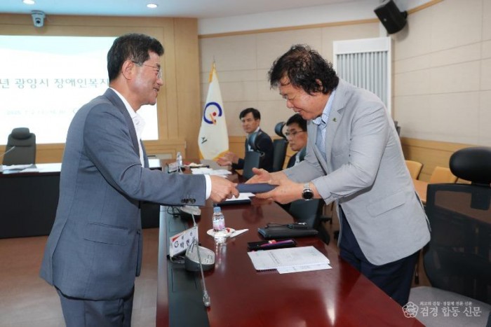 1-4. 광양시, 전남 최초 ‘장애인정책종합계획’ 추진한다 - 노인장애인과(위촉장 수여).jpg