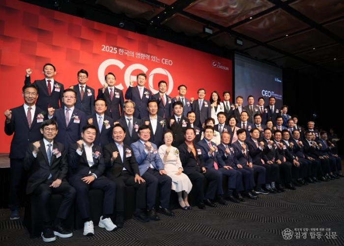 1-3 사진(오도창 군수, 한국의 영향력 있는 CEO선정).jpg
