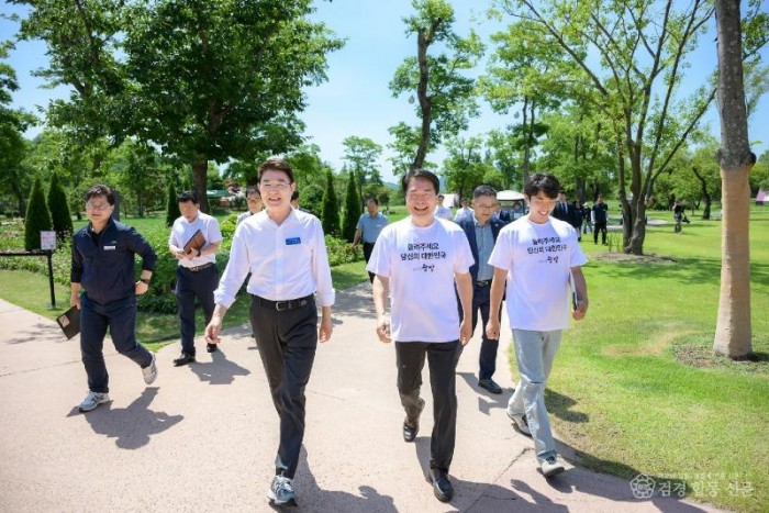 9일, 노관규 순천시장과 박규섭 국정기획위원회 대외협력국장 등 관계자들이 순천만국가정원을 순회하고 있다.jpg