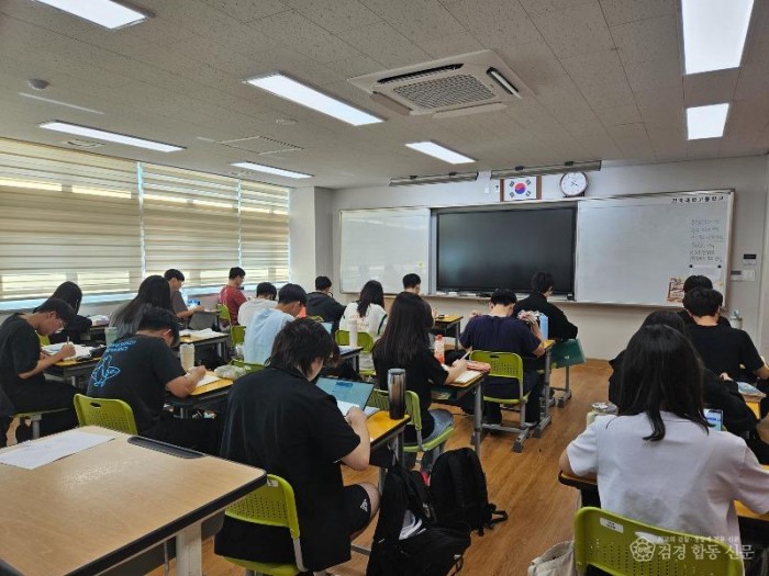 1.경북교육청, 폭염 속 ‘찜통교실’ 해소 위해 냉방비 대폭 추가 지원!(학교당 평균 5천만 원, 총 465억 원 규모...학생 건강과 학습권 보호에 집중)(학습에 매진하고 있는 경북과학고등학교 학생들)_01.jpg