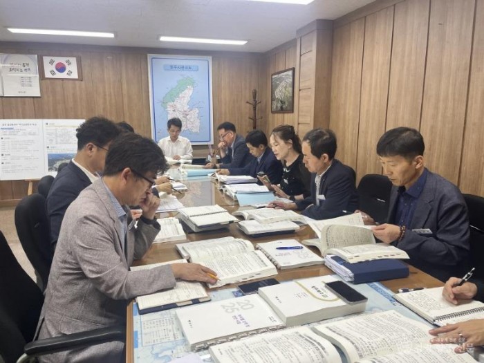 영주-1-3  유정근 영주시장 권한대행 주재로 부서별 업무보고가 진행되고 있다.jpg