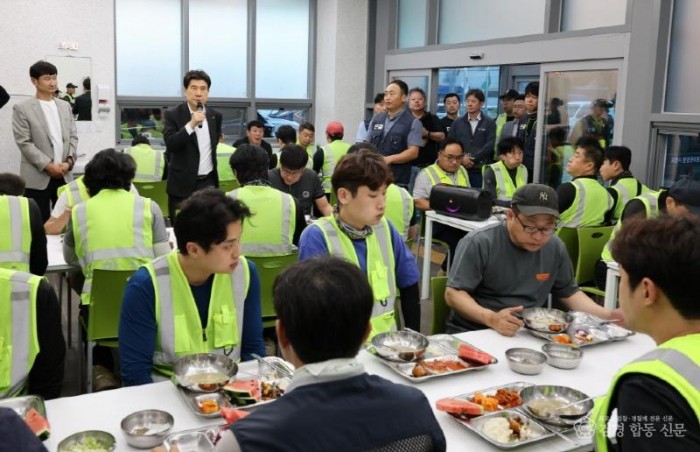 250709 이강덕 시장, 새벽 근무 환경관리원 격려…깨끗한 포항은 여러분 덕분2.JPG