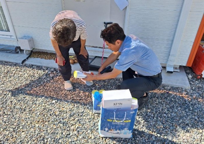 3_영덕군, 산불 이재민 임시주택에 ‘방역소독 세트’ 배부.jpg