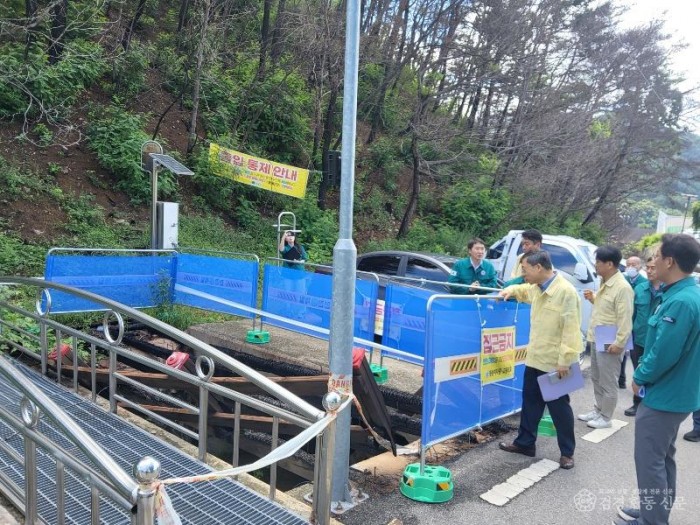 2.경북교육청, 청송여고 산불 피해 현장점검 및 재난 대응 회의 개최(교육부와 함께 집중호우 대비 및 복구 상황 점검...학생 안전_학습권 보호 최우선)(전진석 교육부 교육자치안전정책관과 현장을 점검하고 있다)_04.jpg