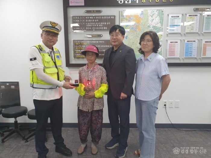 경산시 - 경산시, 재활용품 수집 노인·장애인 대상 안전교육 및 LED안전표시등 배부 (전달사진).jpg