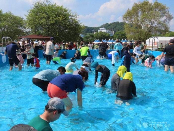 5. 맨손잡이에 열중한 관광객.JPG