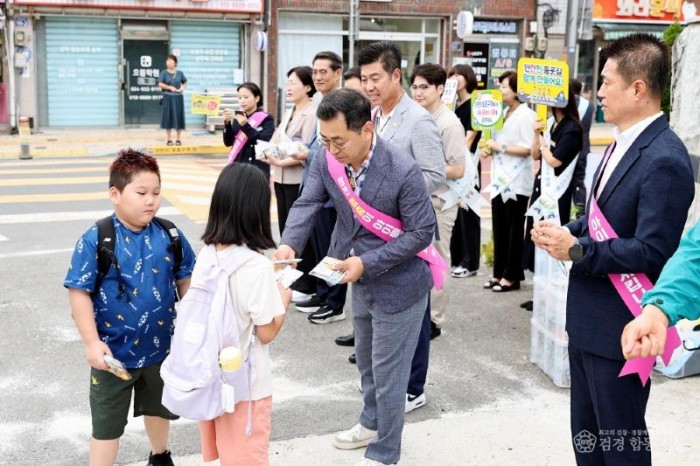 성주군사진(성주군  성주초 앞 어린이보호구역 교통안전 캠페인 실시)-1.jpg