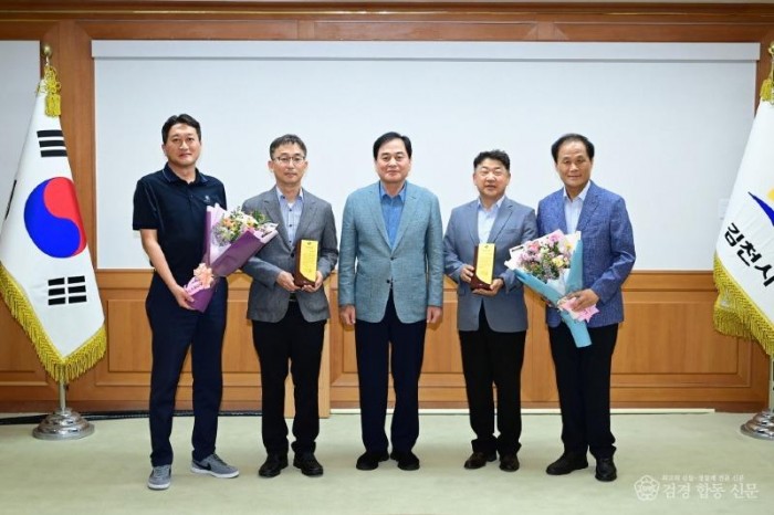 ‘2025년 경상북도 성실납세자’ 표창패 전달-세정과(사진).jpg