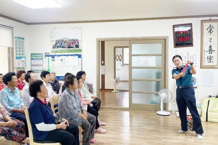 250721보도자료(청송군치매안심센터, 치매보듬마을 대상 소방안전 및 보이스피싱 예방교육 운영) (2).jpg