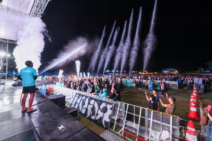 영주-1-7 (참고사진-지난해)시원축제 폐막공연이 진행되고 있는 축제장 모습.jpg