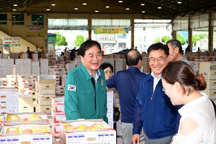 김천시장, 농산물도매시장과 농협공판장 격려방문-농식품유통과(사진3).jpg