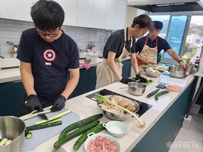 2_영덕복지재단 요리교실, 예비·초보 아빠들 요리 뚝딱.jpg