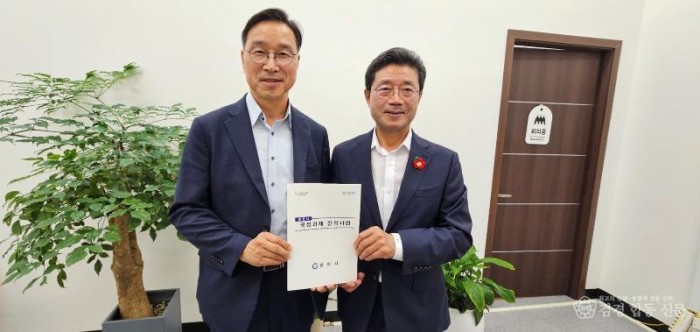 1-3. 광양시, ‘국정과제 반영 정조준’ 핵심 현안 강력 건의  - 기획예산실(국정기획위 경제2분과 소속 위성곤 의원(좌), 정인화 ~.jpg