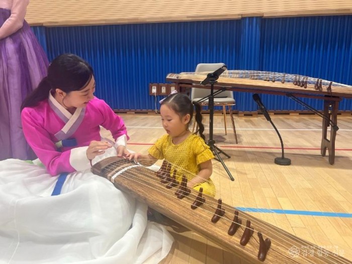 1.경북교육청, 유보통합 이전 ‘모樂모樂 온(溫)맘놀이터’ 최고 만족 결실!(경북예총과 협력한 어린이집_유치원 대상 문화예술 한마당)(영양 석보초등학교병설유치원 활동 모습)_01.jpg