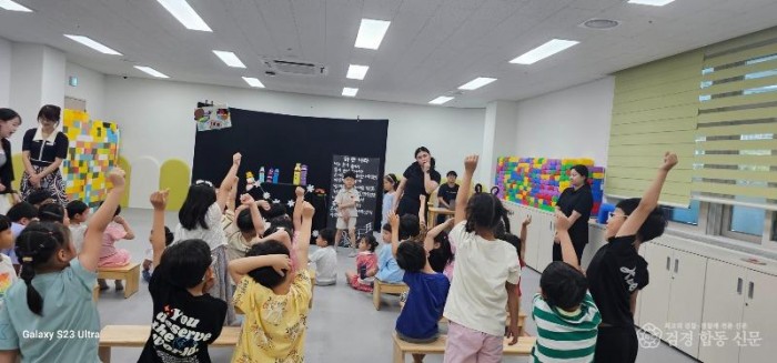 1.경북교육청, 유보통합 이전 ‘모樂모樂 온(溫)맘놀이터’ 최고 만족 결실!(경북예총과 협력한 어린이집_유치원 대상 문화예술 한마당)(청송초등학교병설유치원 활동 모습)_02.jpg