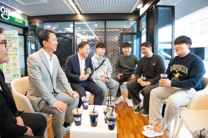 [홍보담당관]김장호구미시장이 청년지원사업에 대해 금오공대 청년들과 소통을 가졌다.(2024년 4월 23일).jpg