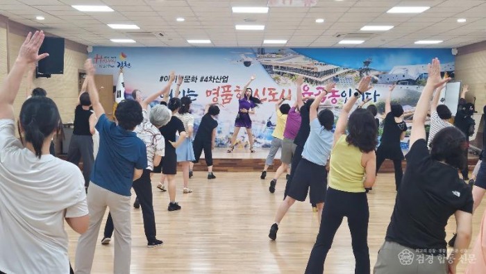 2025년 하반기 율곡동 주민참여교실 개강-율곡동(사진1_라인댄스수업).jpg