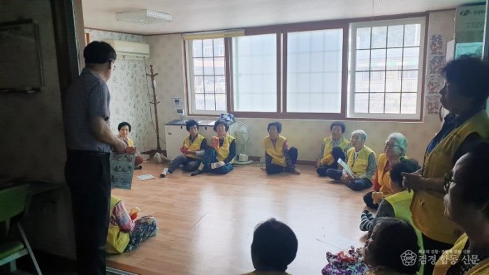 2-3 사진(혹서기 폭염 안전사고 예방을 위한 수비면 노인일자리사업 간담회 개최).jpg