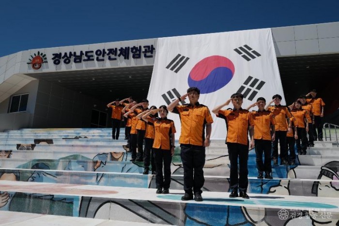 250814-1광복절 맞아 대형 태극기 게양행사.jpg