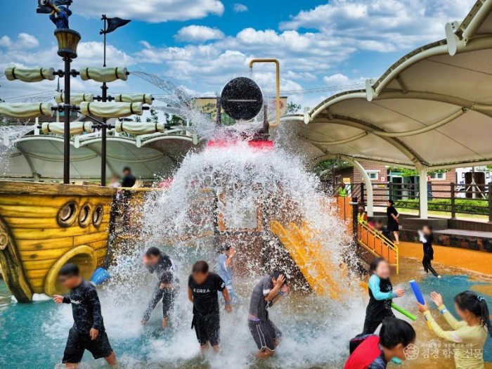 영주-1-2 가흥안뜰공원 물놀이장에서 아이들이 물놀이를 즐기고 있다.jpg