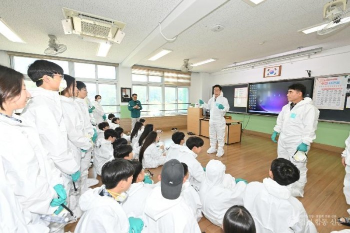 3.경북교육청, 월성 원전 인근 학교 피폭 대피훈련 실시(경주 양남중학교, 원전 방사능 누출 대피 훈련)(학생들과 훈련에 참가한 임종식 교육감)_01.jpg