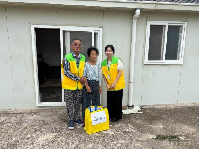 1-2 사진(영양군, 고독사예방 물품꾸러미 전달).jpg