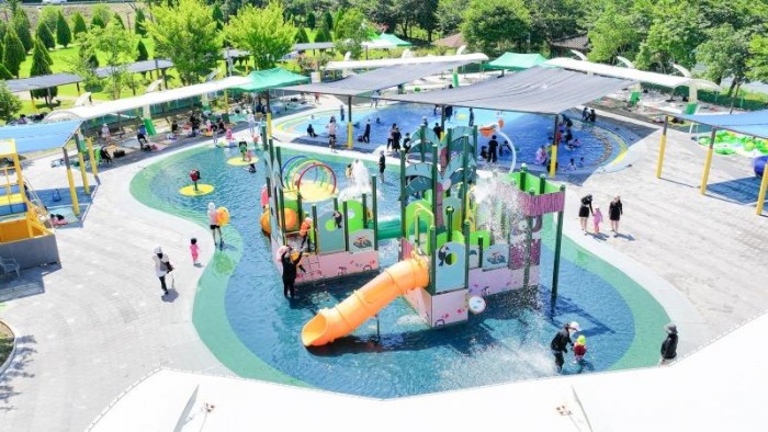 1-4. (기획보도)광양시 어린이 물놀이터, 여름철 가족 친화 명소로 자리매김 - 공원과(백운제1).jpg