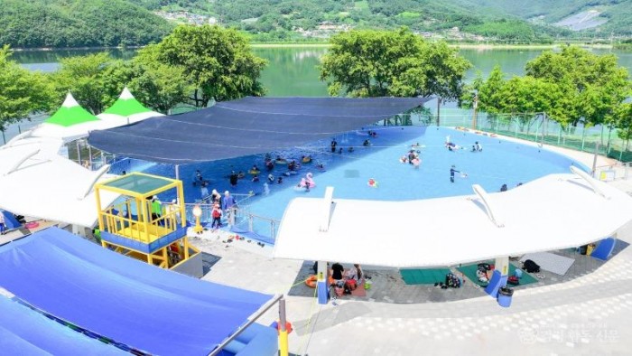 1-5. (기획보도)광양시 어린이 물놀이터, 여름철 가족 친화 명소로 자리매김 - 공원과(백운제2).jpg