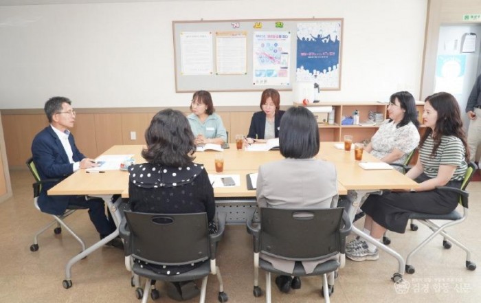 영주-4-1 영주시 민원콜센터에서 상담직원들과 간담회를 진행하고 있다.jpg