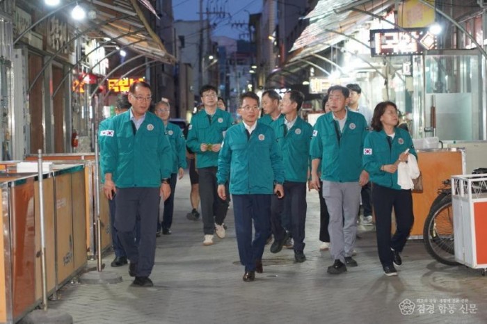 영주-1-1 유정근 영주시장 권한대행을 비롯한 간부공무원들이 전통시장을 찾아 재도약 방안을 모색하고 있다.jpg