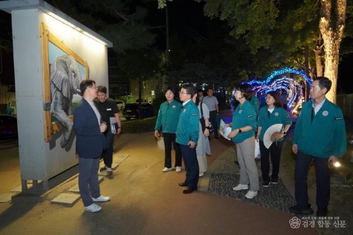 영주-1-4 원도심에 위치한 원당로 야간조명 개선을 위해 현장을 점검하고 있다.jpg