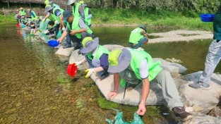 02의성군제공 토종어총 치어 방류2.jpeg