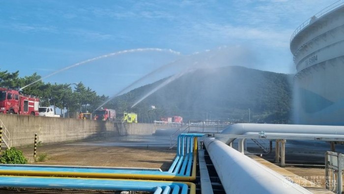 250828-1영남권역 8개 119특수대응단 거제석유비축기지 통합대응훈련.jpg