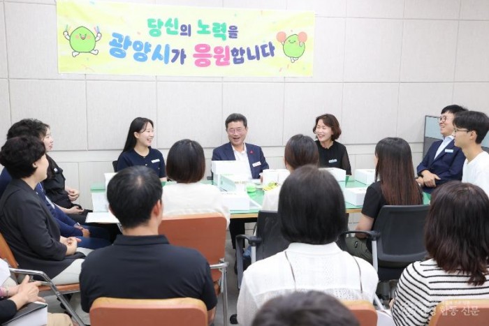 1-1. 광양시, ‘광양시가 응원합니다’ 개최.. 공원과 직원들과 열린 소통 - 홍보소통실(정인화 시장이 공원과 직원들과 대화하고 있다).jpg