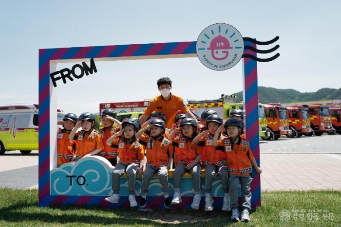 250902-1경남안전체험관 누적체험객 30만돌파 포토존 촬영.jpg