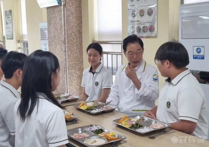 4. 학교폭력안되(돼)지국밥 캠페인(학생과식사).jpg