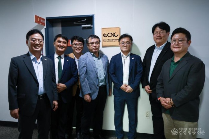 4-1. 경주시 탄소중립지원센터는 2일 동국대학교 WISE캠퍼스에서 현판식을 개최했다(왼쪽부터이우찬 경주시 환경녹지국장, 이현철 환경교육센터이사장, 윤태열 지속가능발전협의회장, 반상우 동국대학교 WISE캠퍼스 산학협력.jpg